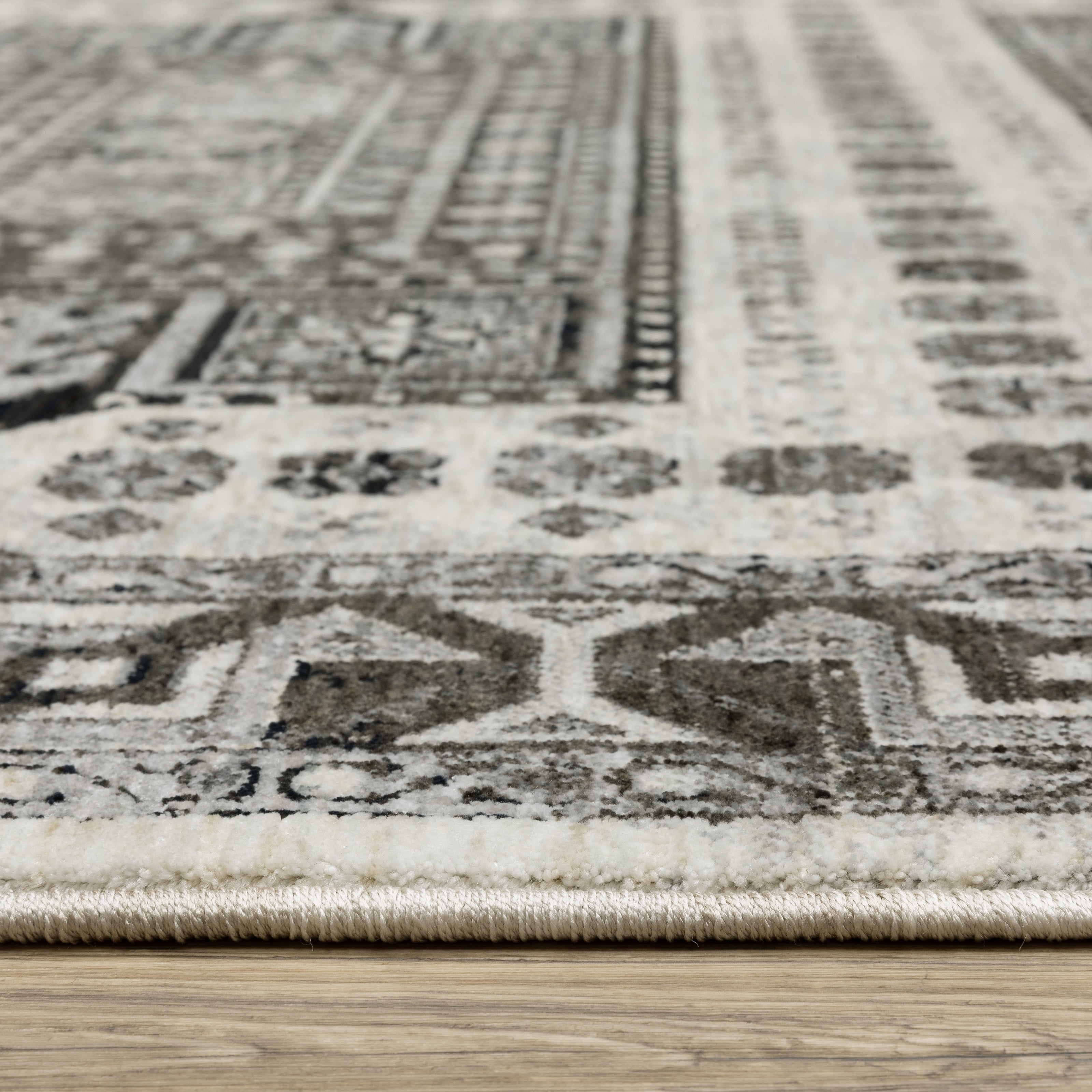 Oriental Weavers Chamberlain CH01G Ivory/Charcoal Area Rug