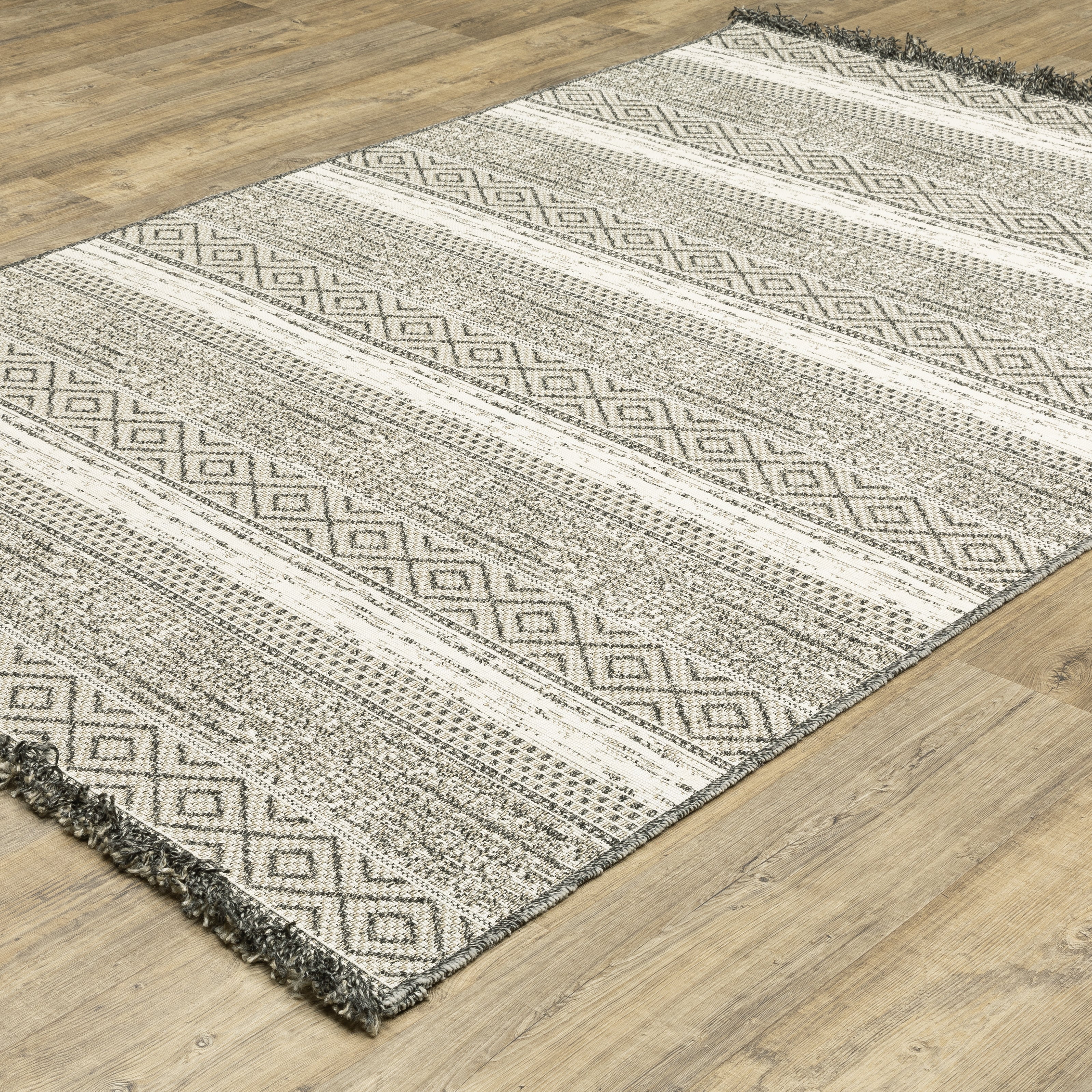 Oriental Weavers Gillian 1622E Beige/Black Area Rug