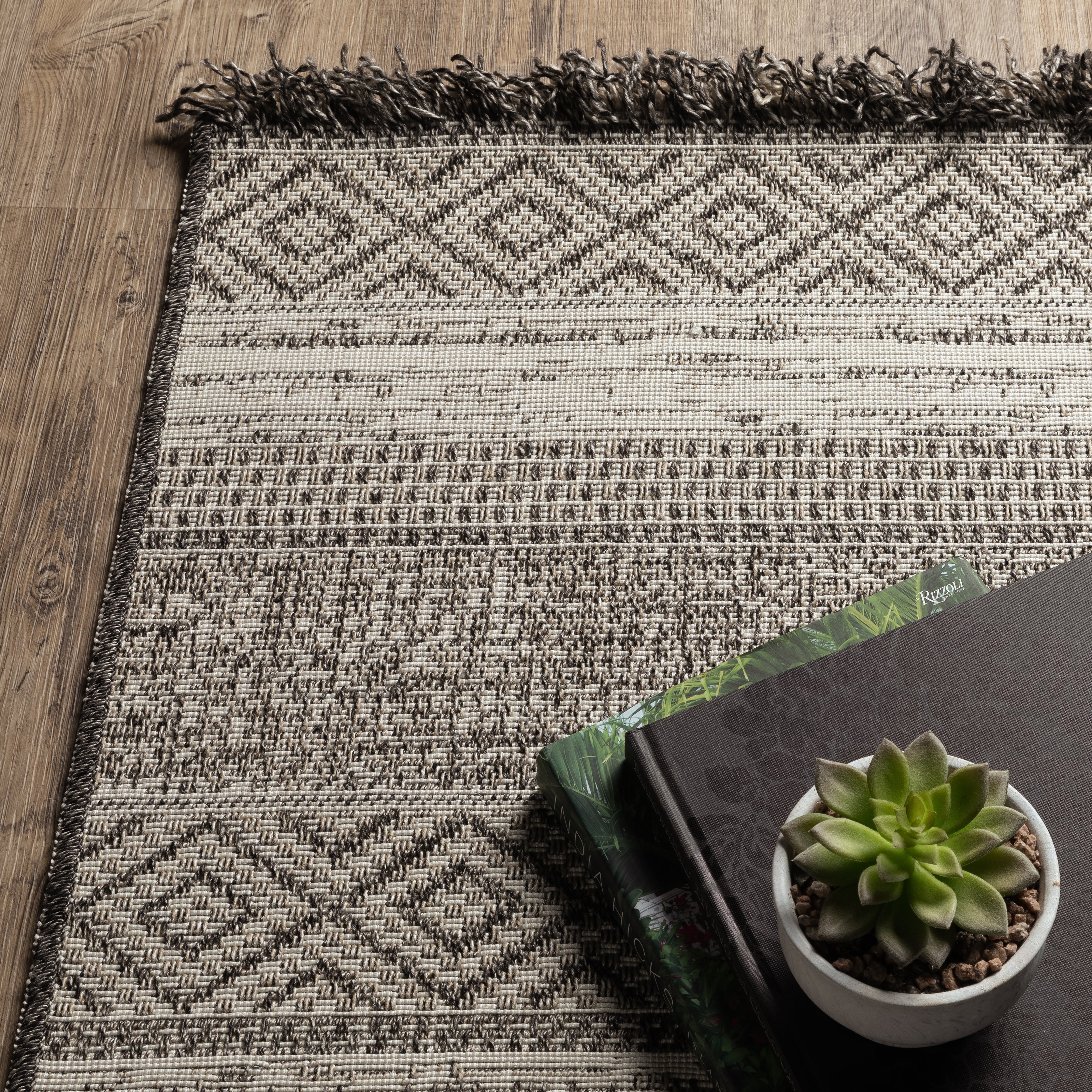 Oriental Weavers Gillian 1622E Beige/Black Area Rug