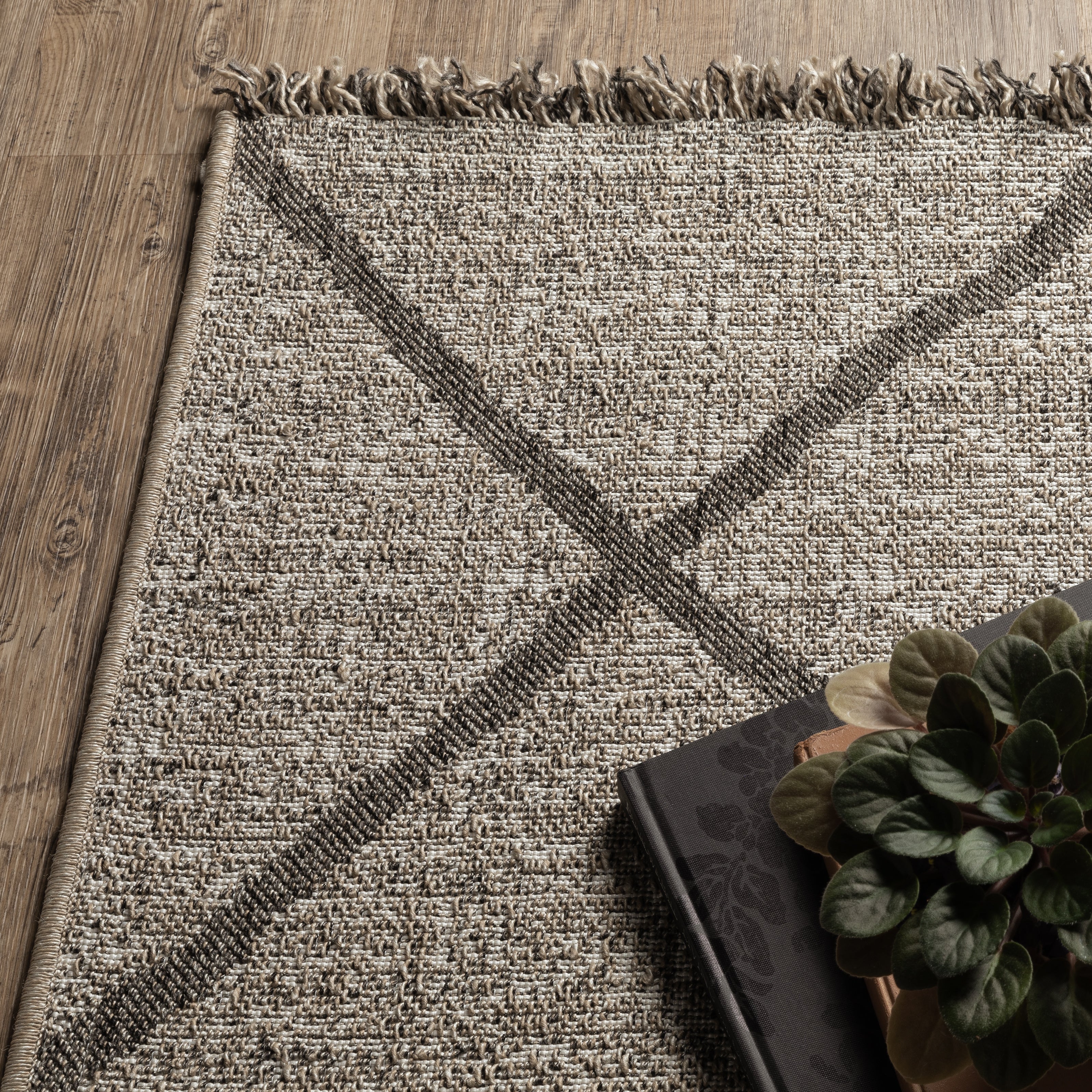 Oriental Weavers Gillian 4926A Beige/Black Area Rug