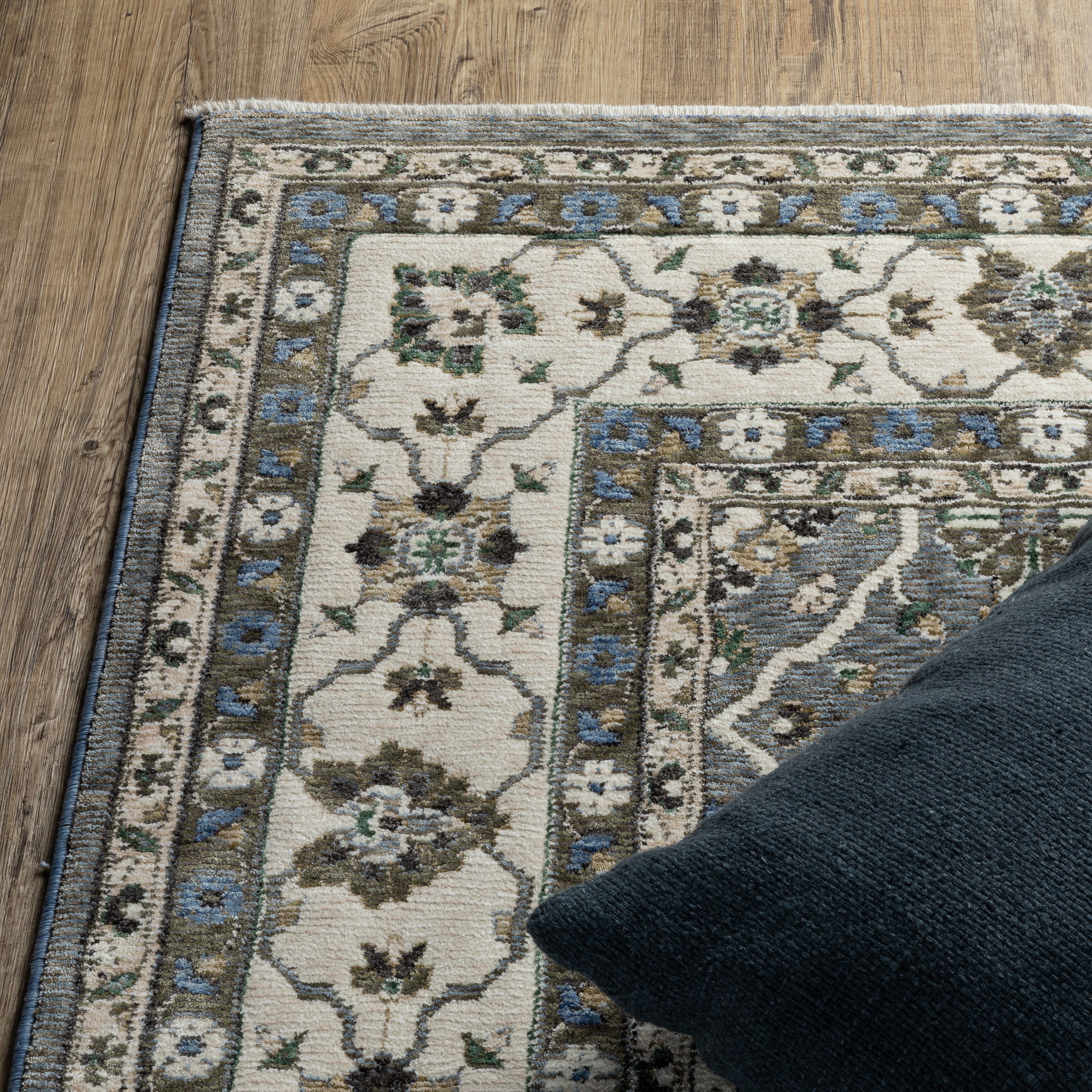 Oriental Weavers Hastings HA07H Blue/Ivory Area Rug