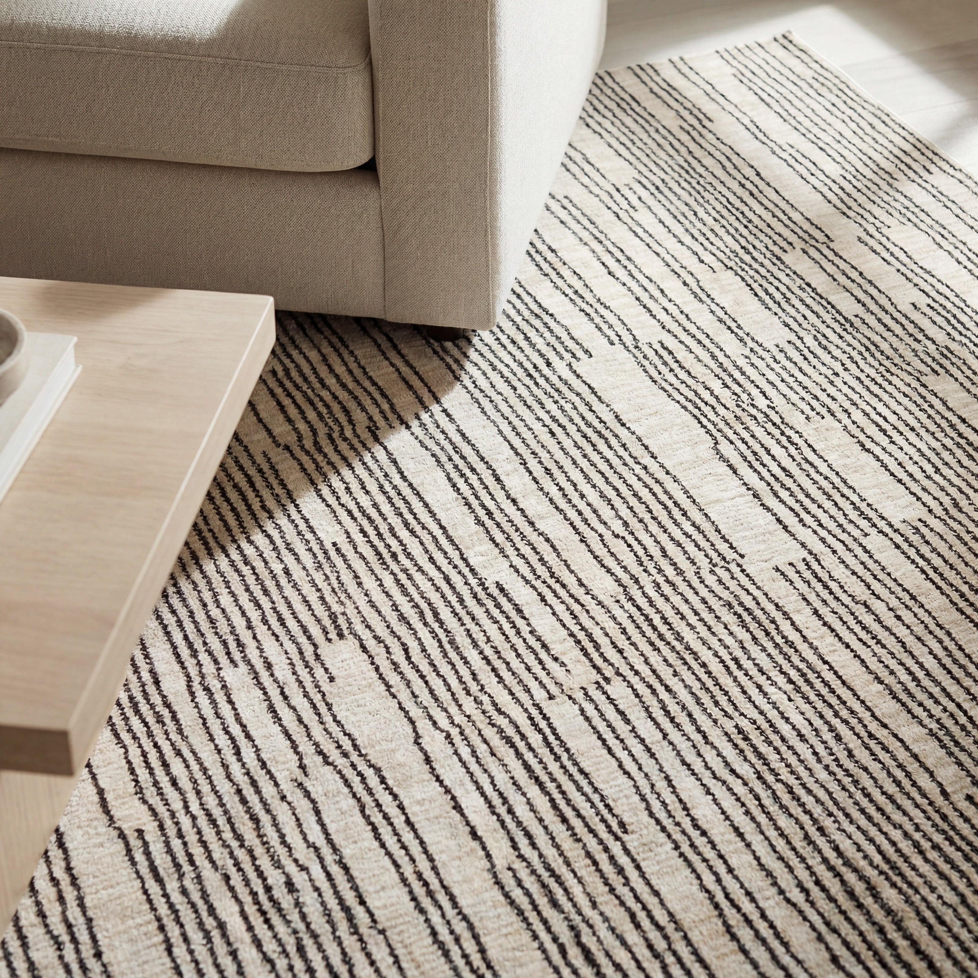Oriental Weavers Hunter HNT04 Black/Beige Area Rug