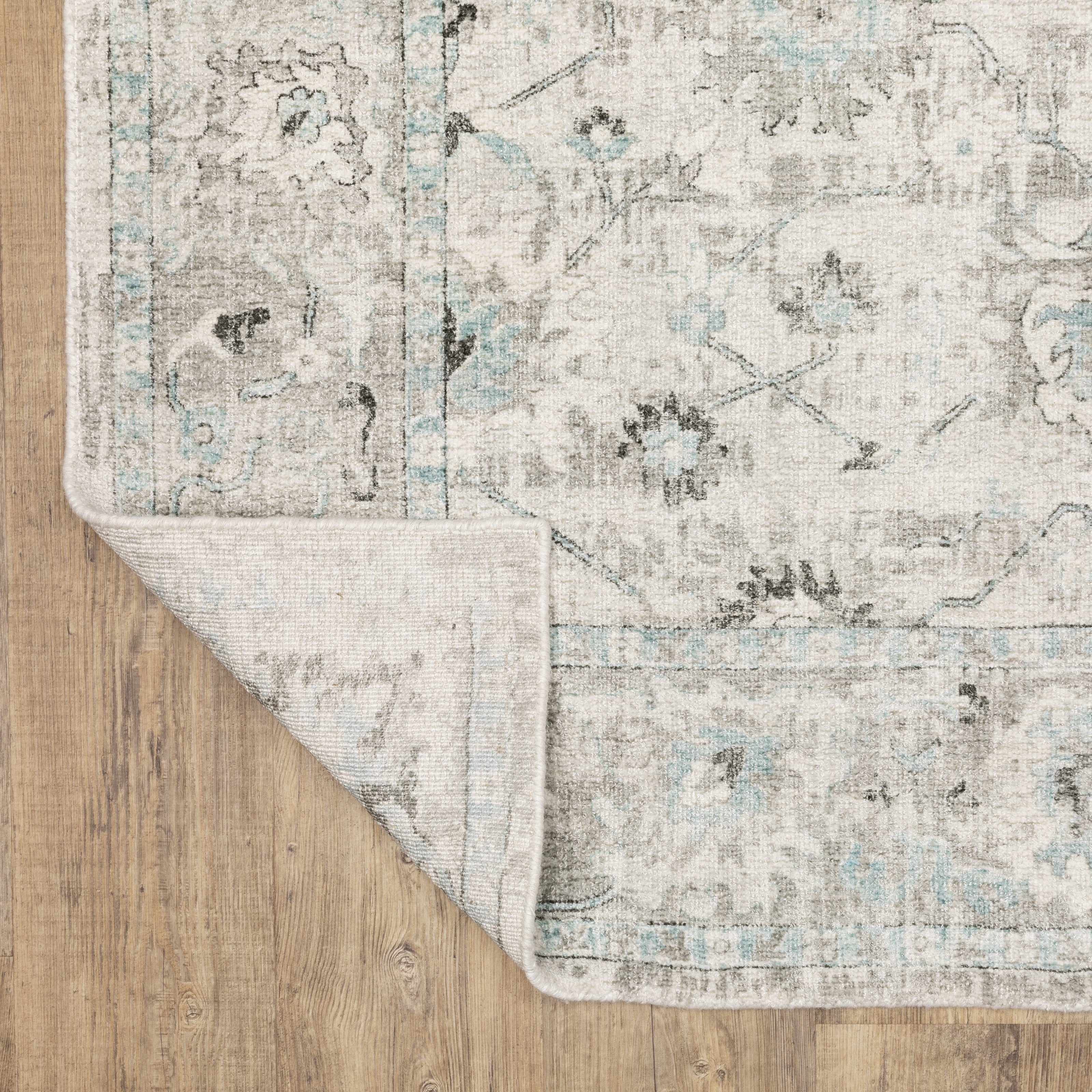 Oriental Weavers Windham WIN04 Ivory/Blue Area Rug