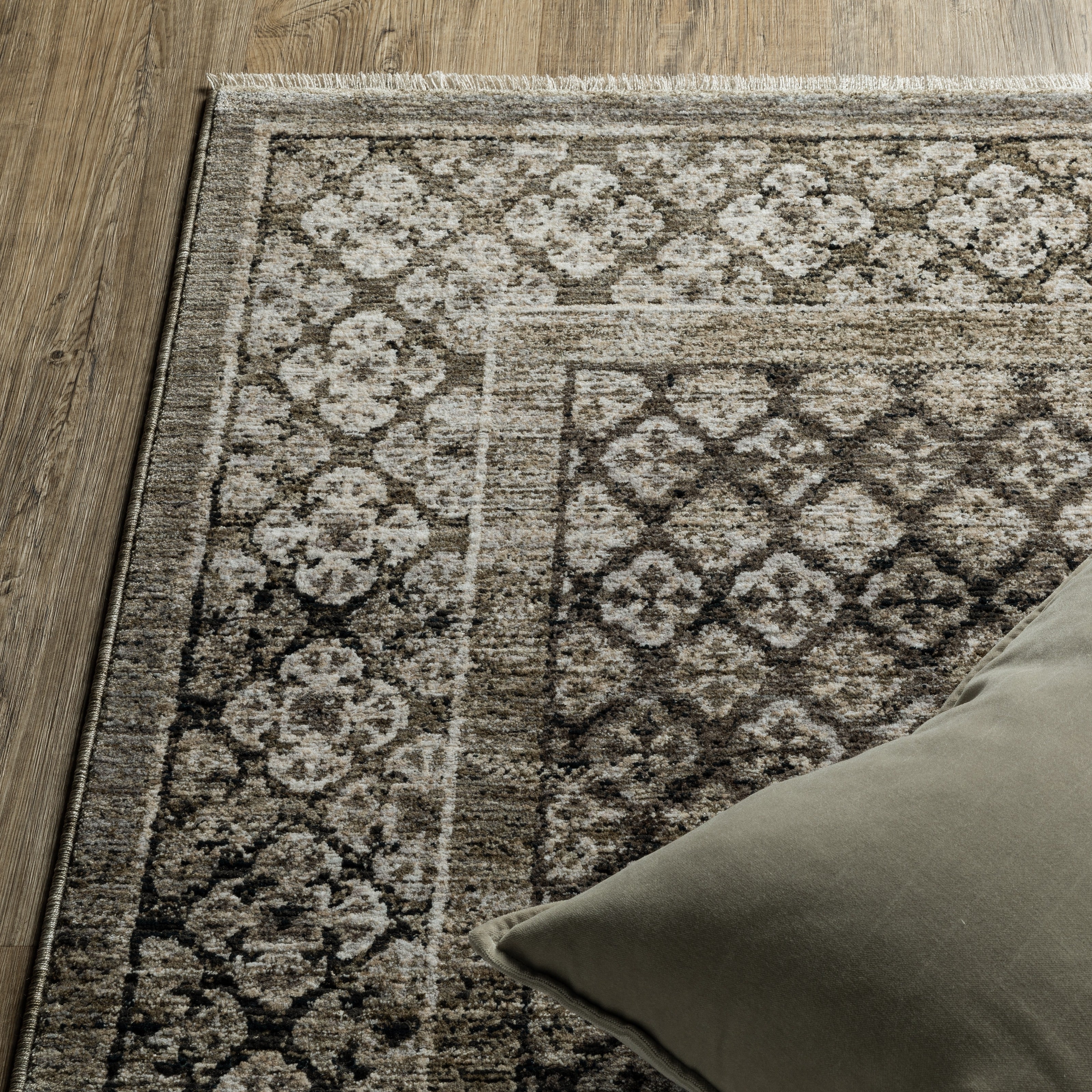 Oriental Weavers Chamberlain CH02D Grey/Beige Area Rug