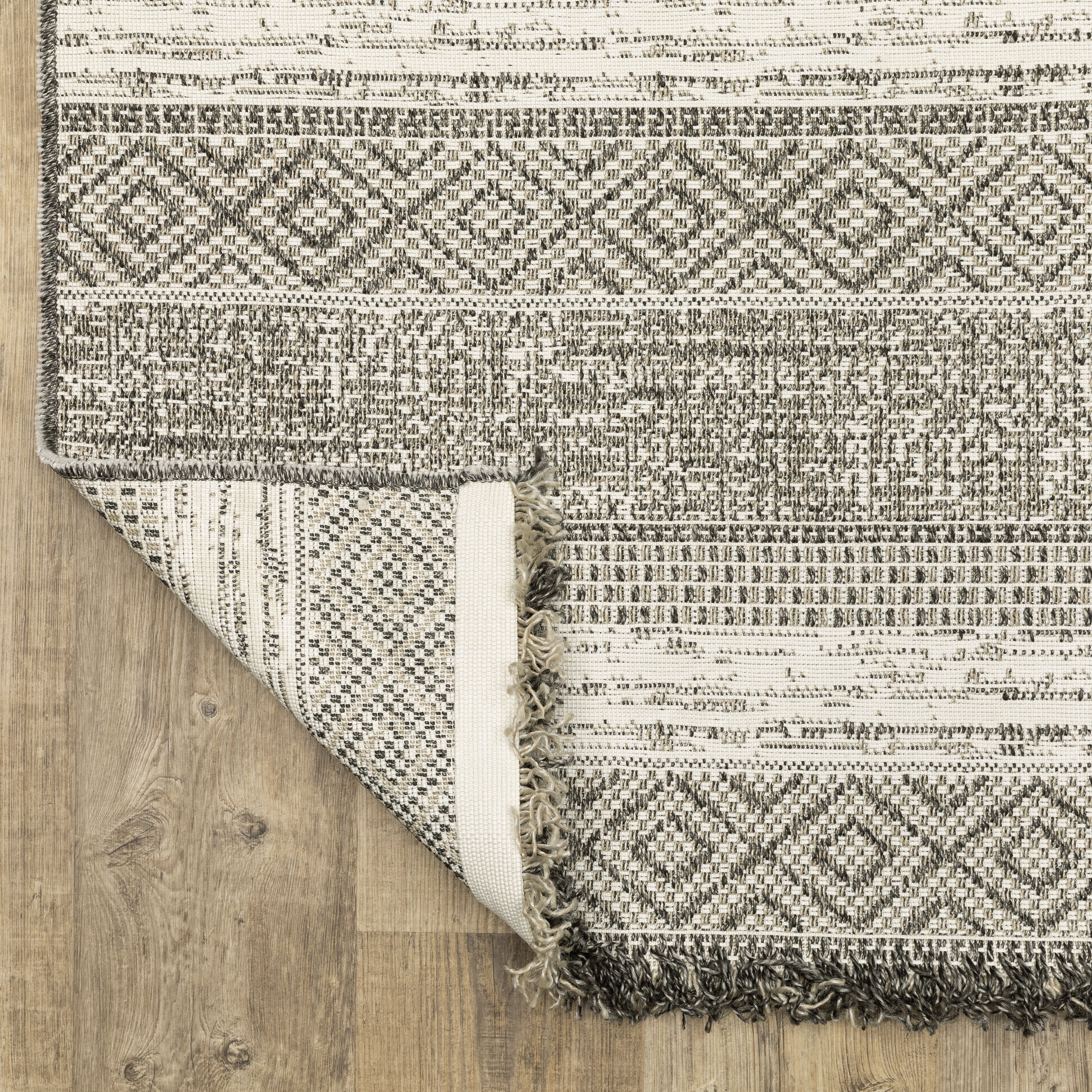 Oriental Weavers Gillian 1622E Beige/Black Area Rug