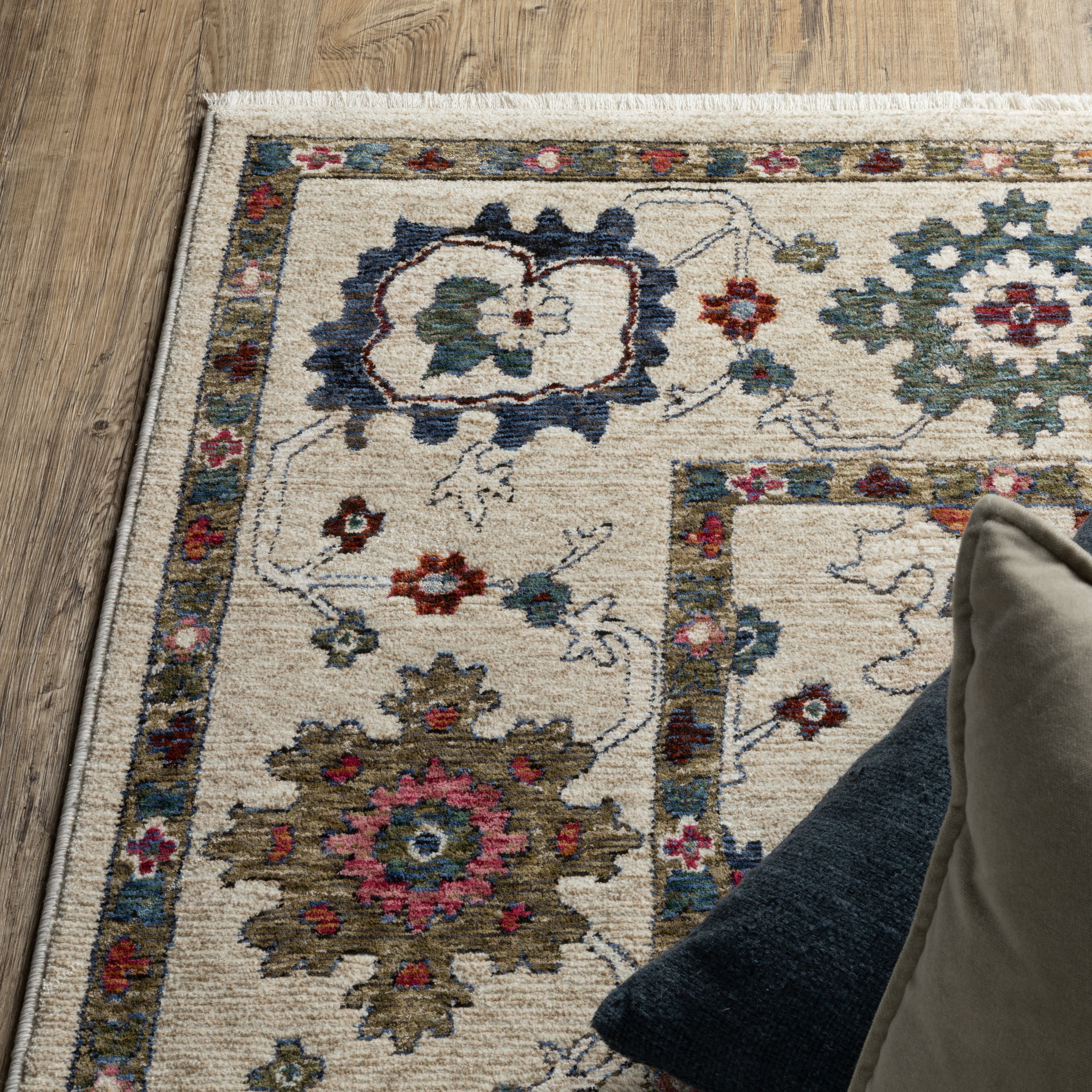 Oriental Weavers Hastings HA01W Ivory/Multi Area Rug