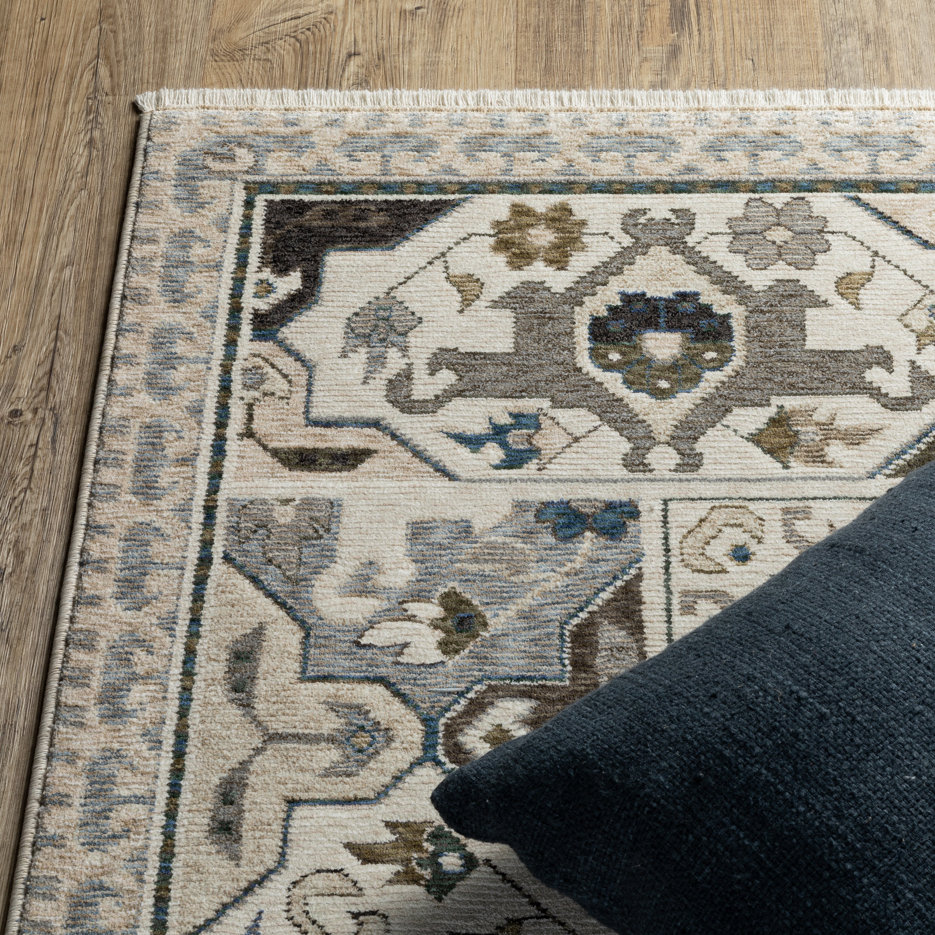 Oriental Weavers Hastings HA04U Ivory/Blue Area Rug